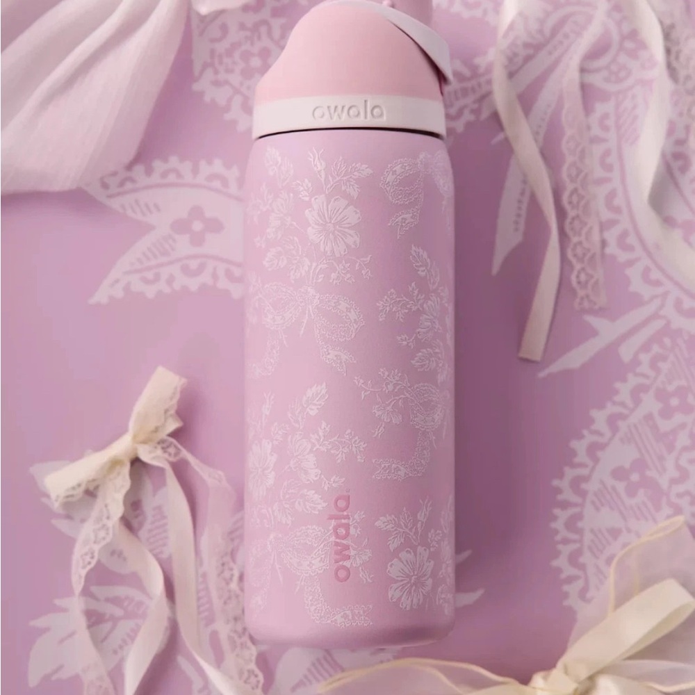 Owala UO Exclusive Ribbon Toile FreeSip 32 oz Water Bottle